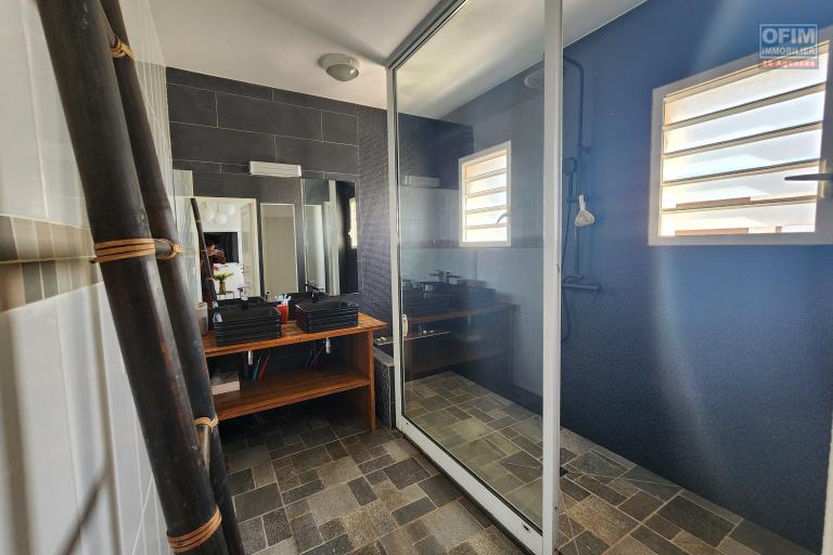 En location villa meublée de standing type F6 avec piscine à 5 minutes de l'aéroport Ivato. Contact rapide Mr Jacky 034 02 443 04