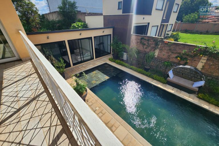 En location villa meublée de standing type F6 avec piscine à 5 minutes de l'aéroport Ivato. Contact rapide Mr Jacky. NON DISPONIBLE