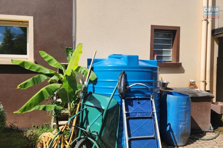 En location villa meublée de standing type F6 avec piscine à 5 minutes de l'aéroport Ivato. Contact rapide Mr Jacky. NON DISPONIBLE