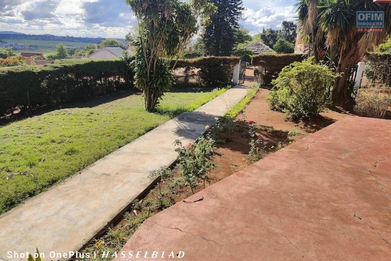 &Agrave; LOUER &ndash; Maison Plain-Pied F5 avec Grand Terrain Arbor&eacute; talatamaty. Contact Mr Jacky 0340244304