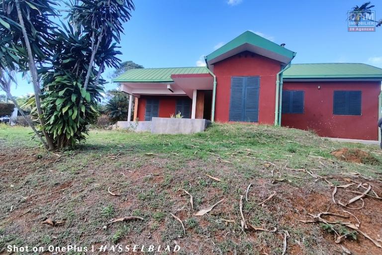 &Agrave; LOUER &ndash; Maison Plain-Pied F5 avec Grand Terrain Arbor&eacute; talatamaty. Contact Mr Jacky 0340244304