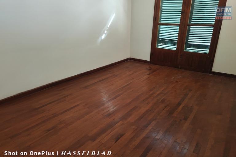 &Agrave; LOUER &ndash; Maison Plain-Pied F5 avec Grand Terrain Arbor&eacute; talatamaty. Contact Mr Jacky 0340244304