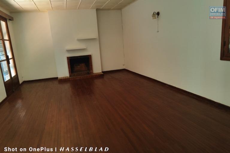 À LOUER – Maison Plain-Pied F5 avec Grand Terrain Arboré talatamaty contact/ 0340244301