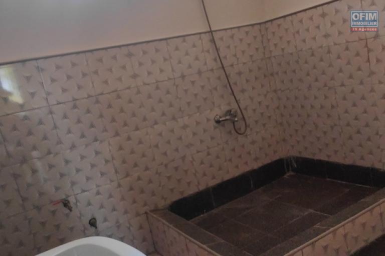 &Agrave; LOUER &ndash; Maison Plain-Pied F5 avec Grand Terrain Arbor&eacute; talatamaty. Contact Mr Jacky 0340244304