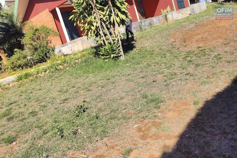 &Agrave; LOUER &ndash; Maison Plain-Pied F5 avec Grand Terrain Arbor&eacute; talatamaty. Contact Mr Jacky 0340244304