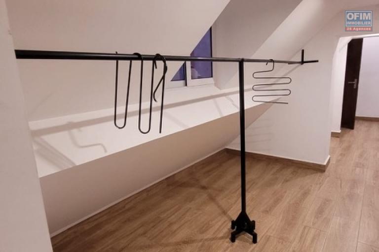 Un appartement T2 meubl&eacute; en duplex &agrave; Isoaraka ( CONTACT LALAINA )