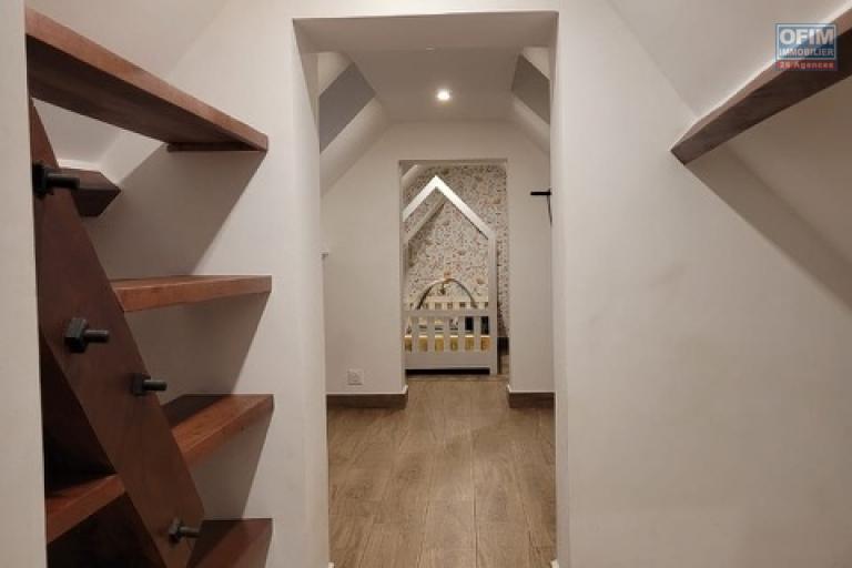 Un appartement T2 meubl&eacute; en duplex &agrave; Isoaraka ( CONTACT LALAINA )