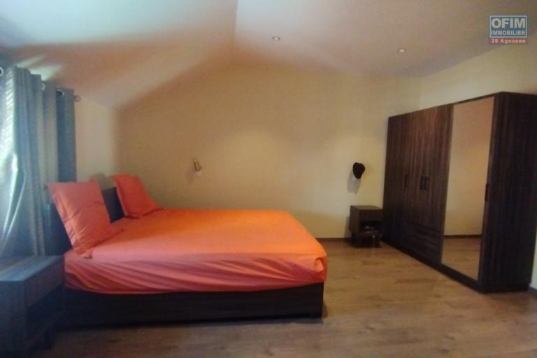 A vendre, une villa moderne F6 meublée+ studio+ une villa en cours de rénovation en bord de route à Ambohibao (contact Felana 0341654755)