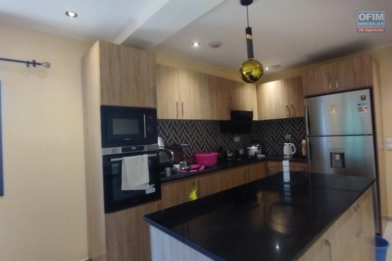 A vendre, une villa moderne F6 meublée+ studio+ une villa en cours de rénovation en bord de route à Ambohibao (contact Felana 0341654755)