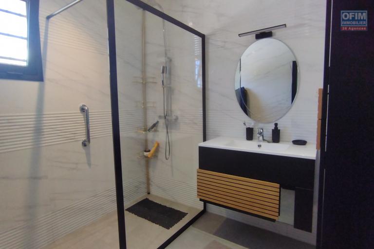 A vendre, une villa moderne F6 meubl&eacute;e+ studio+ une villa en cours de r&eacute;novation en bord de route &agrave; Ambohibao (contact Felana)