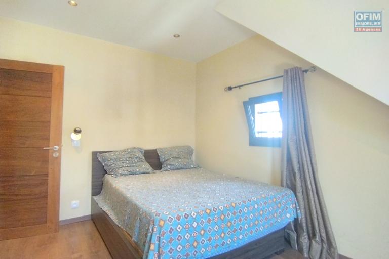 A vendre, une villa moderne F6 meubl&eacute;e+ studio+ une villa en cours de r&eacute;novation en bord de route &agrave; Ambohibao (contact Felana)