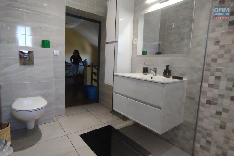 A vendre, une villa moderne F6 meubl&eacute;e+ studio+ une villa en cours de r&eacute;novation en bord de route &agrave; Ambohibao (contact Felana)