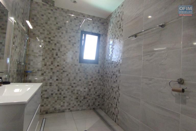 A vendre, une villa moderne F6 meublée+ studio+ une villa en cours de rénovation en bord de route à Ambohibao (contact Felana 0341654755)