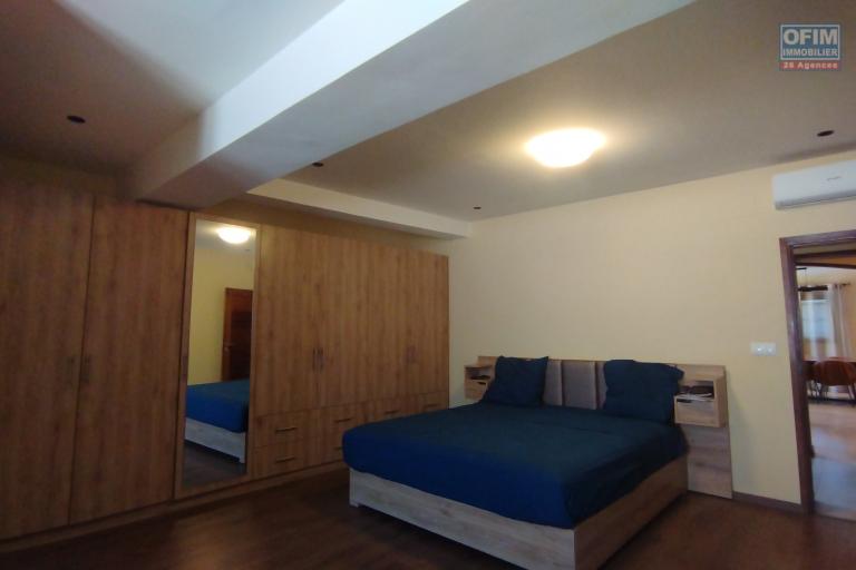 A vendre, une villa moderne F6 meubl&eacute;e+ studio+ une villa en cours de r&eacute;novation en bord de route &agrave; Ambohibao (contact Felana)