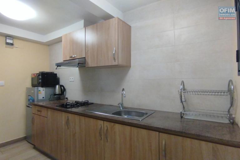 A vendre, une villa moderne F6 meublée+ studio+ une villa en cours de rénovation en bord de route à Ambohibao (contact Felana 0341654755)