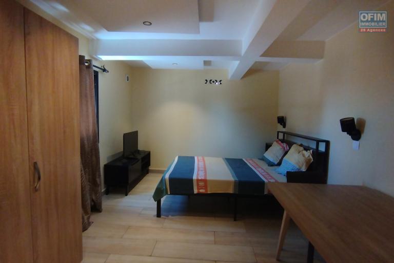 A vendre, une villa moderne F6 meublée+ studio+ une villa en cours de rénovation en bord de route à Ambohibao (contact Felana 0341654755)