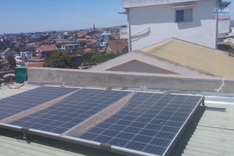 A vendre, une villa moderne F6 meubl&eacute;e+ studio+ une villa en cours de r&eacute;novation en bord de route &agrave; Ambohibao (contact Felana)