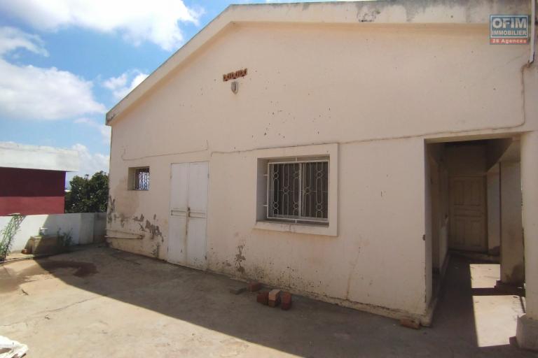 A vendre, une villa moderne F6 meublée+ studio+ une villa en cours de rénovation en bord de route à Ambohibao (contact Felana 0341654755)