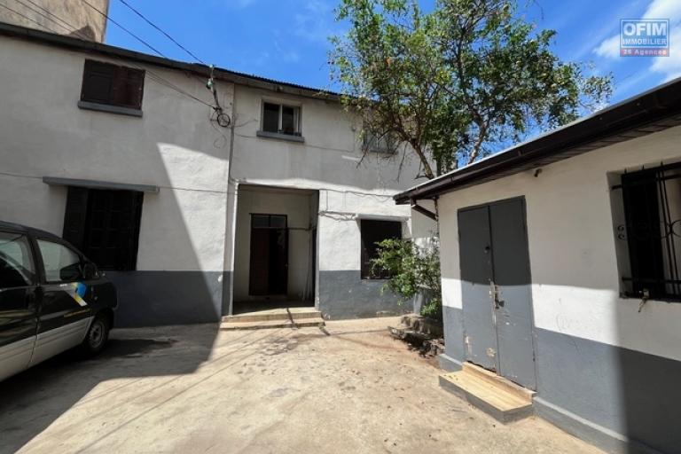 Vente d'une maison F5 ancienne &agrave; Isoraka ( CONTACT LALAINA)