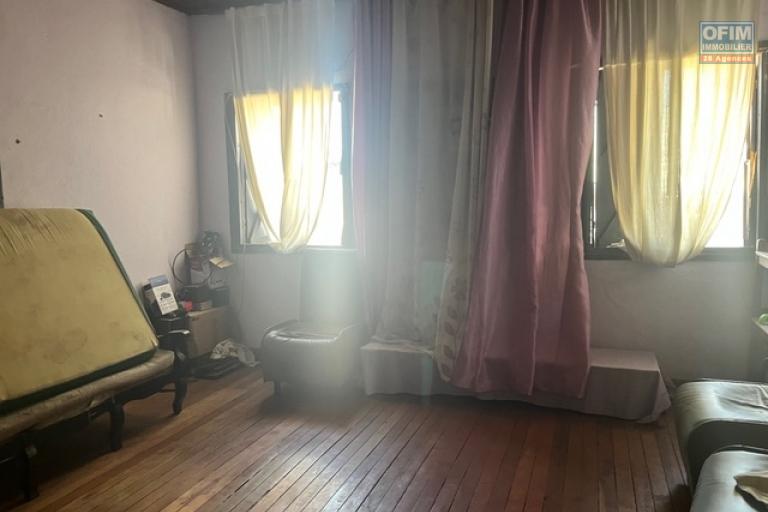 Vente d'une maison F5 ancienne &agrave; Isoraka ( CONTACT LALAINA)