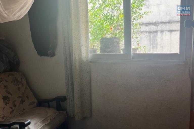 Vente d'une maison F5 ancienne à Isoraka ( CONTACT LALAINA 034 08 583 76)