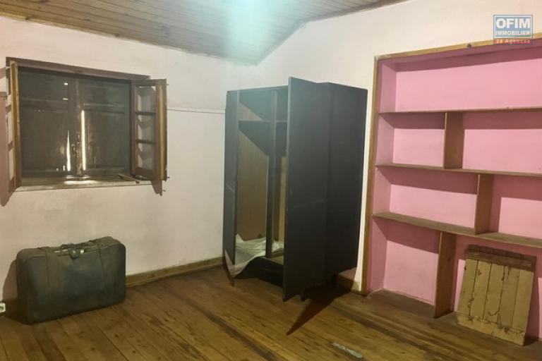 Vente d'une maison F5 ancienne &agrave; Isoraka ( CONTACT LALAINA)