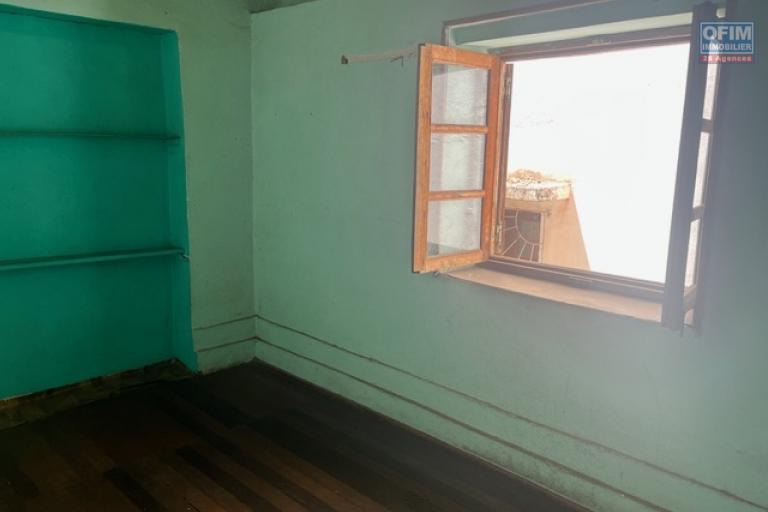 Vente d'une maison F5 ancienne &agrave; Isoraka ( CONTACT LALAINA)