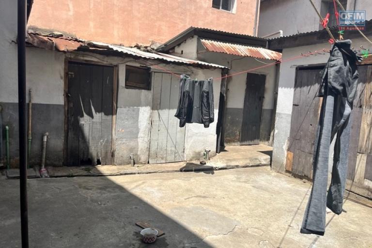 Vente d'une maison F5 ancienne à Isoraka ( CONTACT LALAINA 034 08 583 76)