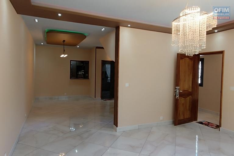 A LOUER un triplex T4  neuf dans un grand Domaine &agrave; Ankadikely ilafy, contact Francia :