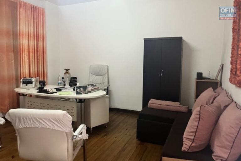 Un local commercial en bord de route à Isoraka ( CONTACT LALAINA 034 08 583 76 )