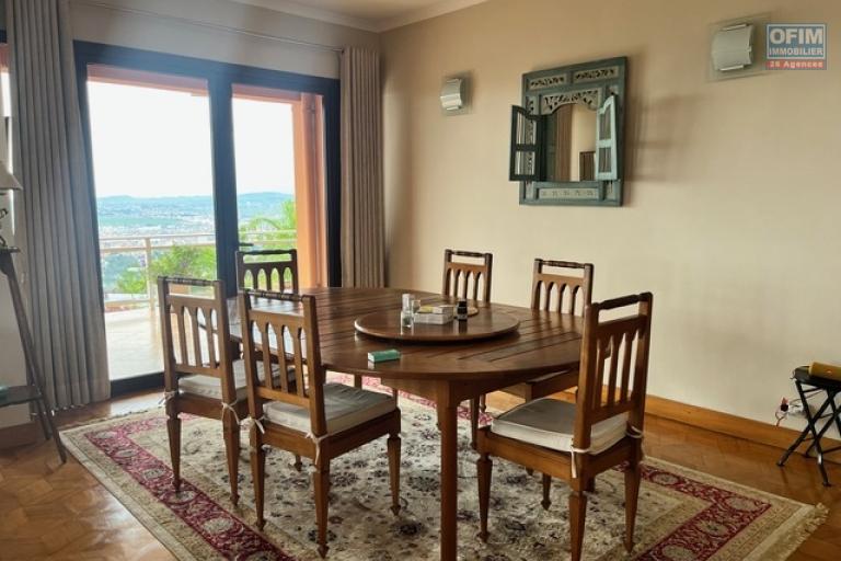 Vente d'un appartement T3 d'une superficie de 140m2 sur la haute ville à Ambohimitsimbina ( CONTACT LALAINA 034 08 583 76)