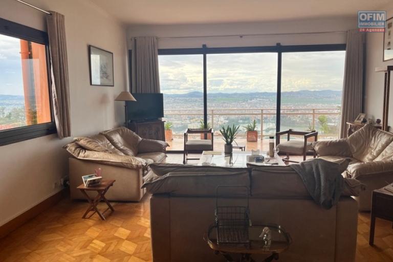 Vente d'un appartement T3 d'une superficie de 140m2 sur la haute ville à Ambohimitsimbina ( CONTACT LALAINA 034 08 583 76)