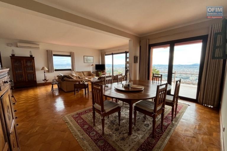 Vente d'un appartement T3 avec un bureau de 140m2 sur la haute ville à Ambohimitsimbina ( CONTACT LALAINA 034 08 583 76)