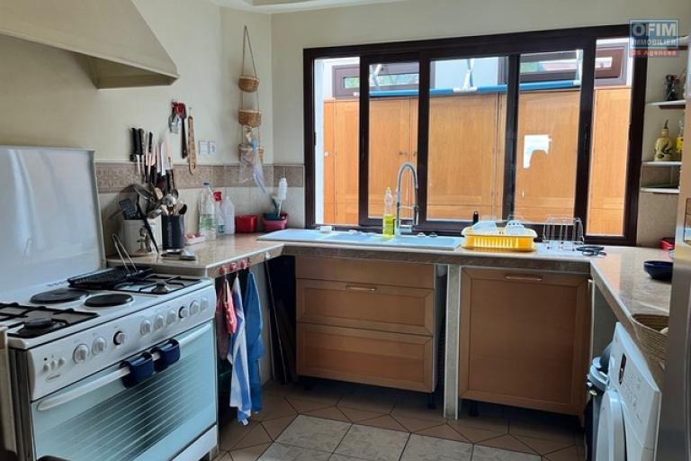 Vente d'un appartement T3 d'une superficie de 140m2 sur la haute ville &agrave; Ambohimitsimbina ( CONTACT LALAINA)