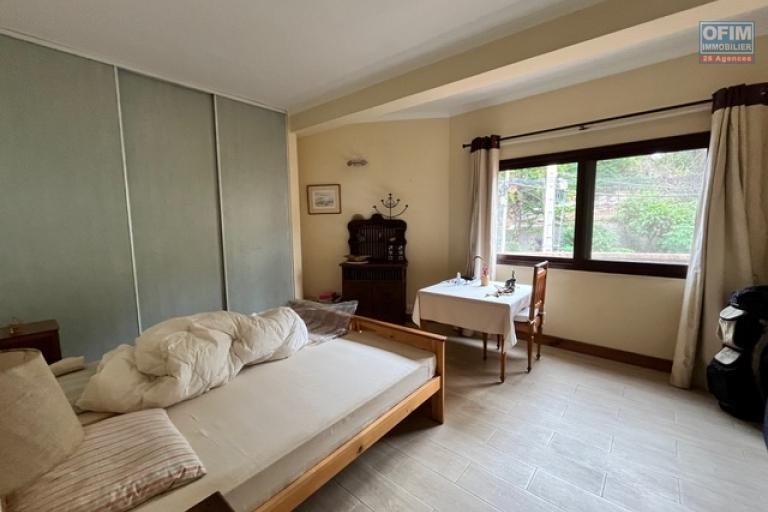 Vente d'un appartement T3 d'une superficie de 140m2 sur la haute ville &agrave; Ambohimitsimbina ( CONTACT LALAINA)