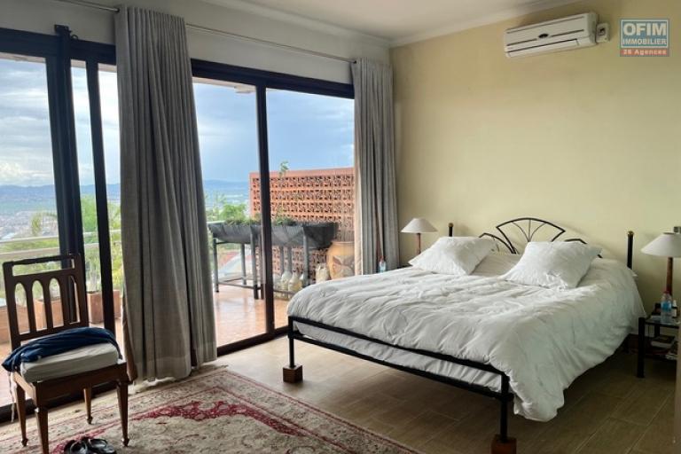 Vente d'un appartement T3 avec un bureau de 140m2 sur la haute ville à Ambohimitsimbina ( CONTACT LALAINA 034 08 583 76)