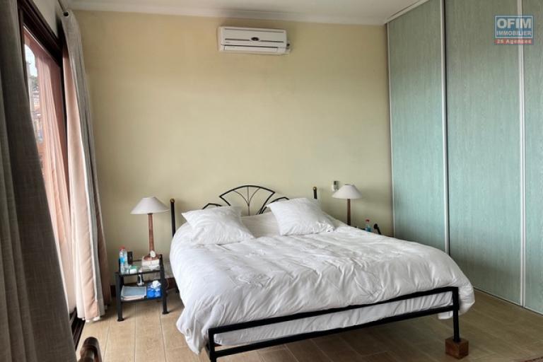 Vente d'un appartement T3 d'une superficie de 140m2 sur la haute ville à Ambohimitsimbina ( CONTACT LALAINA 034 08 583 76)