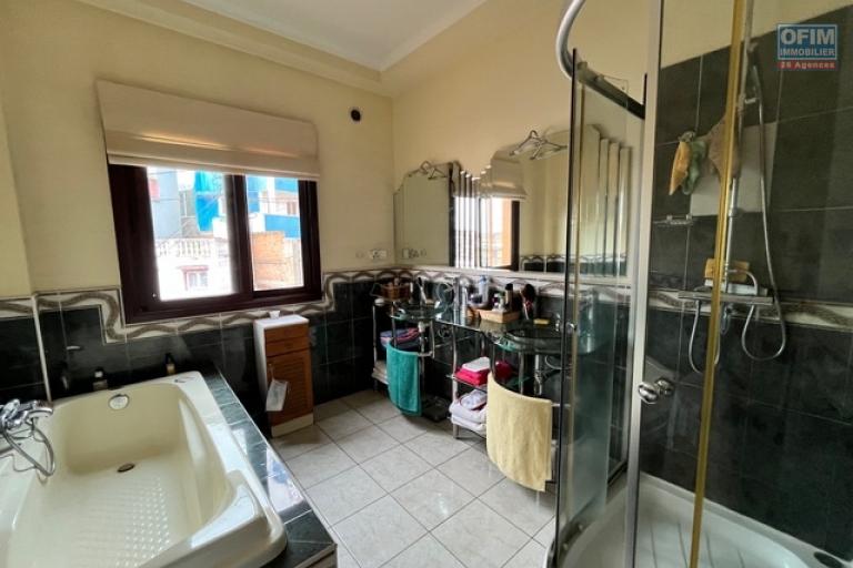 Vente d'un appartement T3 avec un bureau de 140m2 sur la haute ville à Ambohimitsimbina ( CONTACT LALAINA 034 08 583 76)