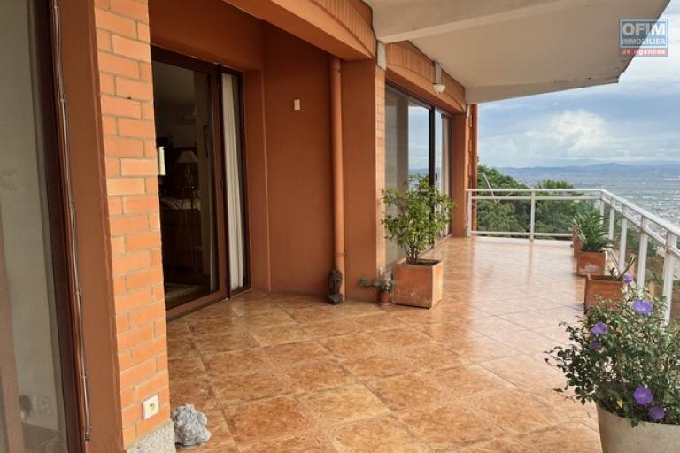 Vente d'un appartement T3 avec un bureau de 140m2 sur la haute ville à Ambohimitsimbina ( CONTACT LALAINA 034 08 583 76)