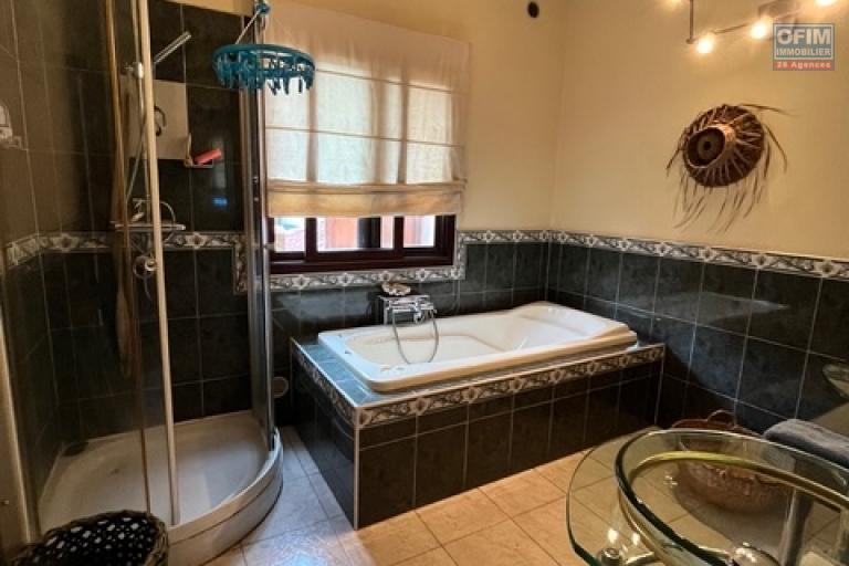 Vente d'un appartement T3 d'une superficie de 140m2 sur la haute ville &agrave; Ambohimitsimbina ( CONTACT LALAINA)