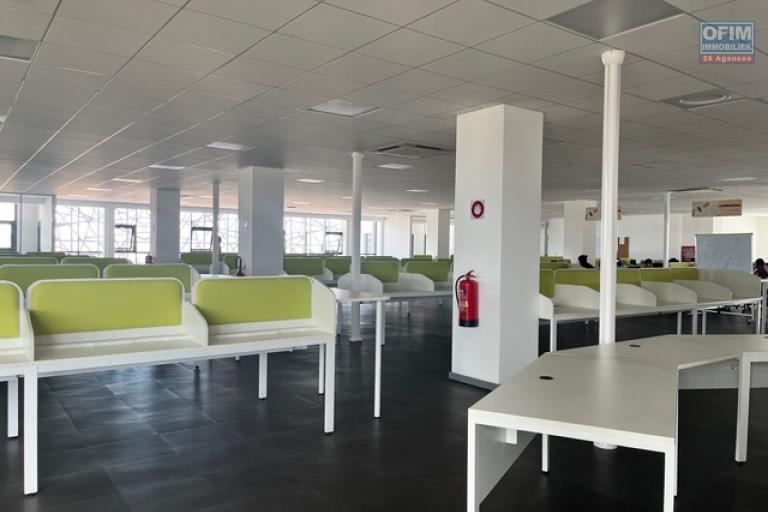 4 bureaux professionnels de 1 000 m2 sur 4 niveaux à Alarobia ( CONTACT LALAINA 034 08 583 76 )