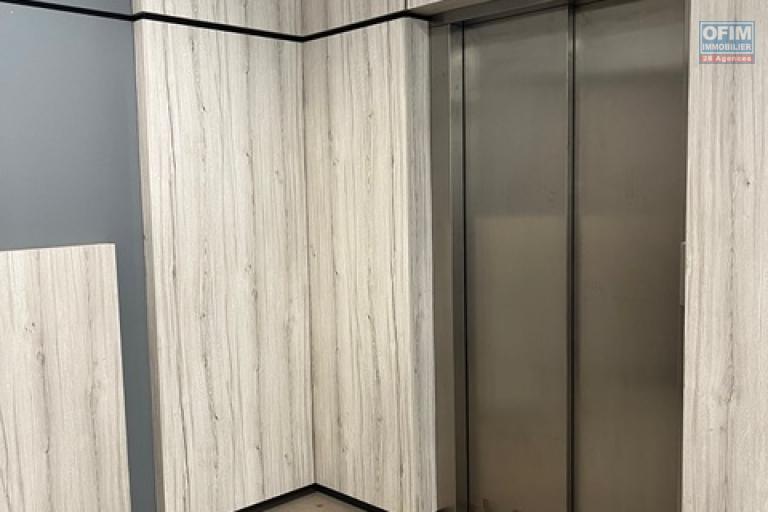 4 bureaux professionnels de 1 000 m2 sur 4 niveaux à Alarobia ( CONTACT LALAINA 034 08 583 76 )