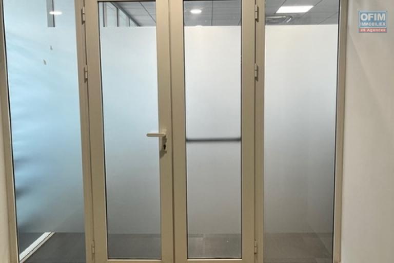 4 bureaux professionnels de 1 000 m2 sur 4 niveaux à Alarobia ( CONTACT LALAINA 034 08 583 76 )