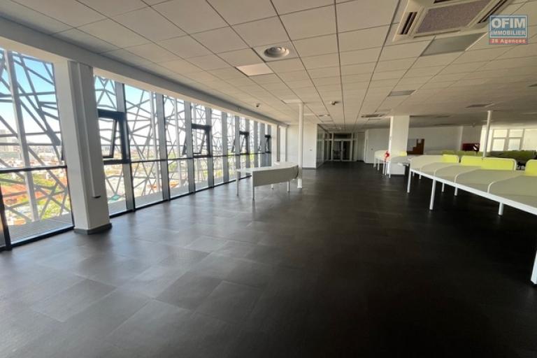 4 bureaux professionnels de 1 000 m2 sur 4 niveaux à Alarobia ( CONTACT LALAINA 034 08 583 76 )