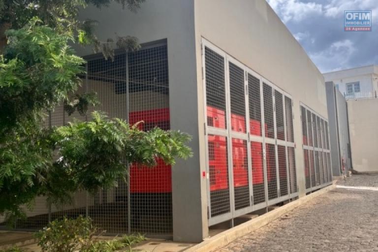 4 bureaux professionnels de 1 000 m2 sur 4 niveaux à Alarobia ( CONTACT LALAINA 034 08 583 76 )