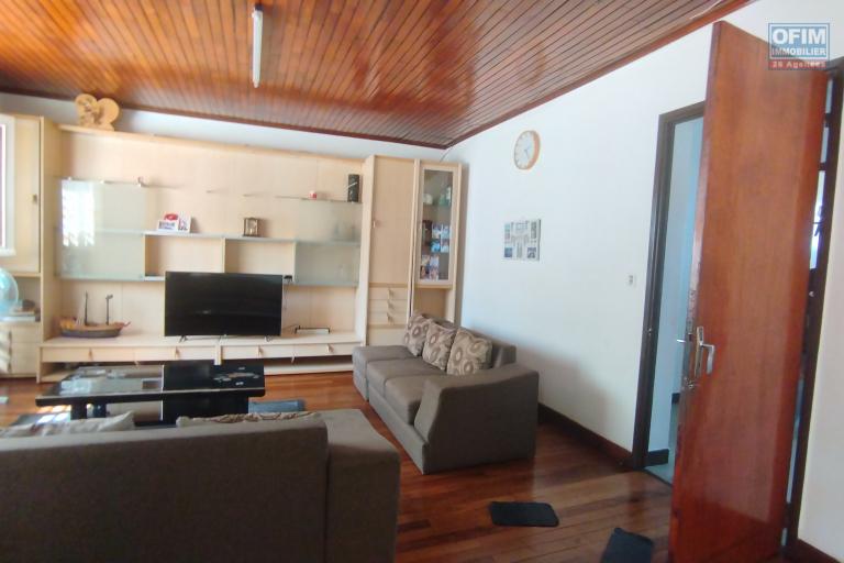 A louer, maison F6 en bord de route principale sur Nanisana (contact 0341654755 Felana)