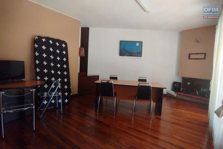 A louer, maison F6 en bord de route principale sur Nanisana (contact 0341654755 Felana)