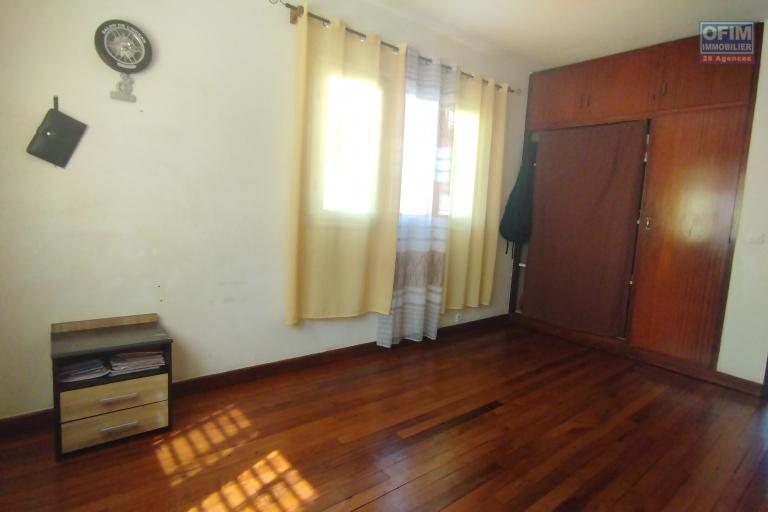 A louer, maison F6 en bord de route principale sur Nanisana (contact 0341654755 Felana)