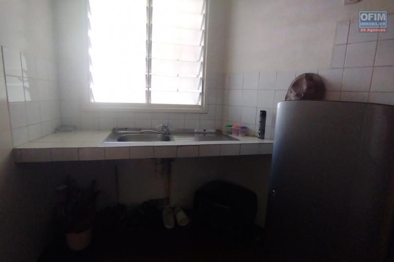 A louer, maison F6 en bord de route principale sur Nanisana (contact 0341654755 Felana)