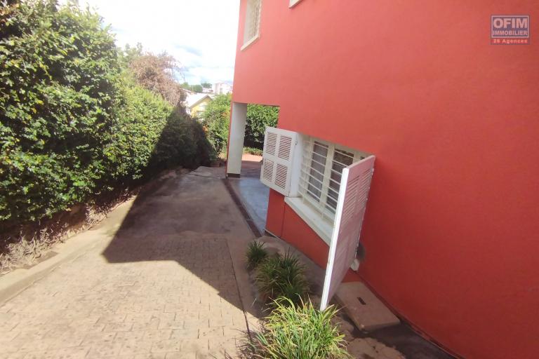 A louer, maison F6 en bord de route principale sur Nanisana (contact 0341654755 Felana)